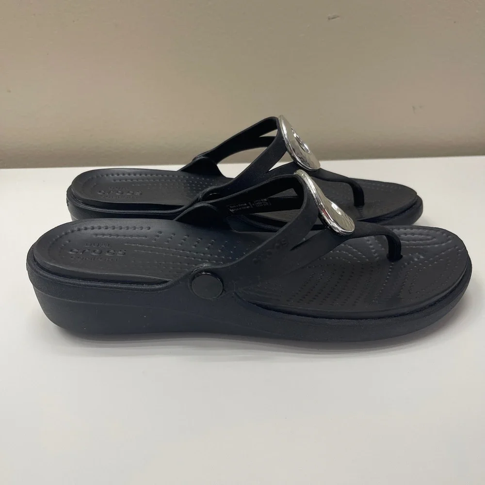 Crocs Sanrah Hammered Circle Wedge Sandals 8 Black Thong Flip Flops 204896